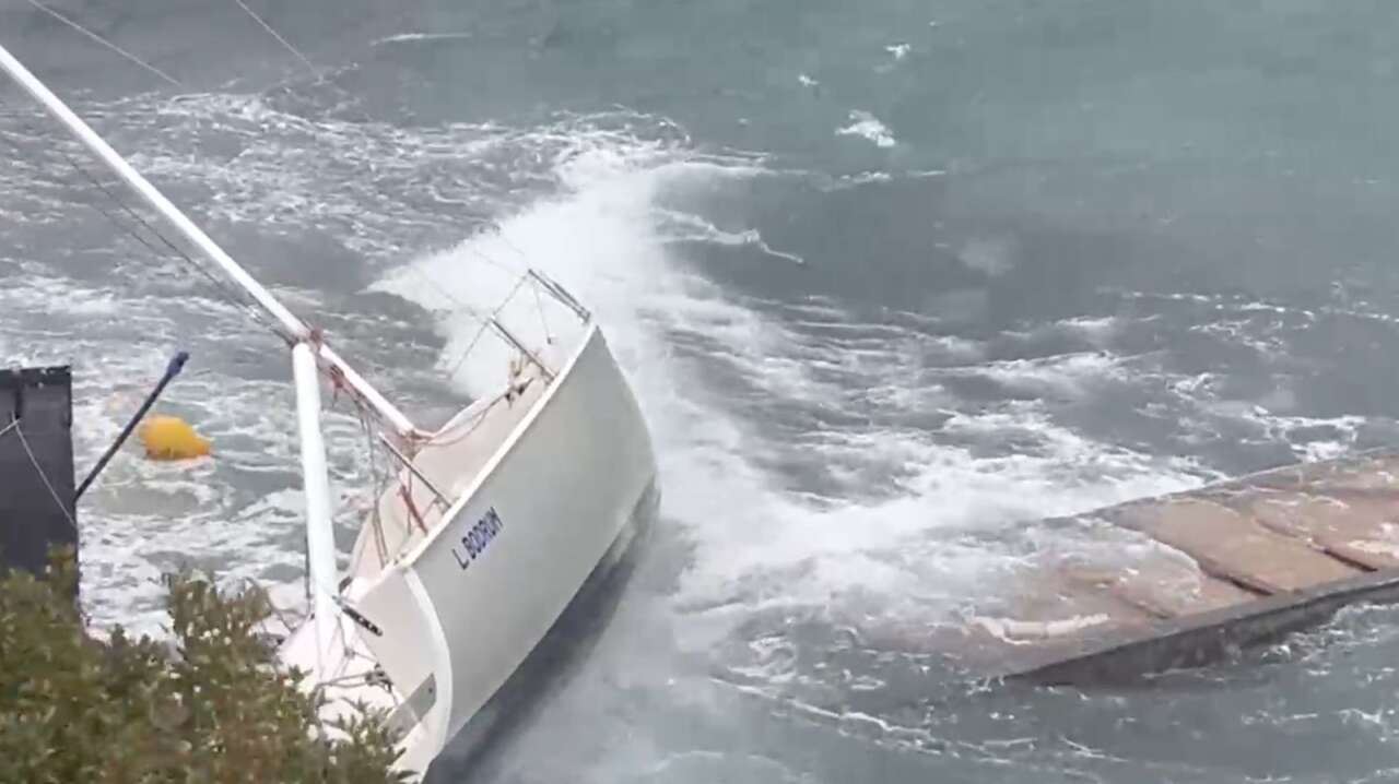 Fırtına Turizm Cenneti Bodrum’u Vurdu: Yelkenli Karaya Oturdu, Tekneler Çarpıştı 4